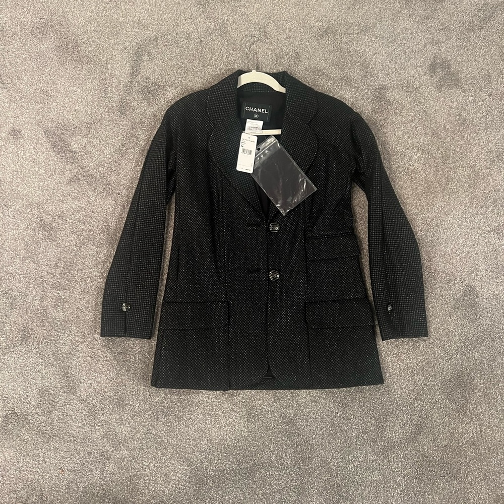 Chanel black tweed blazer never worn. Size 34 fits like a true 0